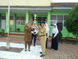 Penyerahan Piala ke Kepala SMPN 10 Kota Serang